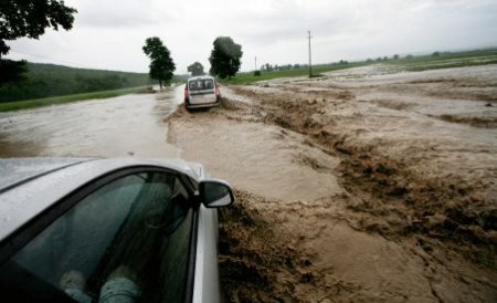 Trei drumuri naţionale, blocate din cauza inundaţiilor şi a alunecărilor de teren. Vezi unde sunt probleme