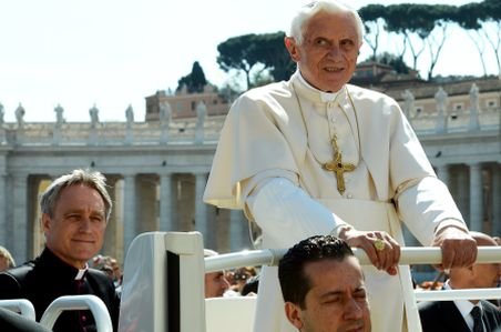 Papa Benedict al XVI-lea, trădat de apropiaţi. Majordomul său, arestat în cazul scurgerilor de informaţii 