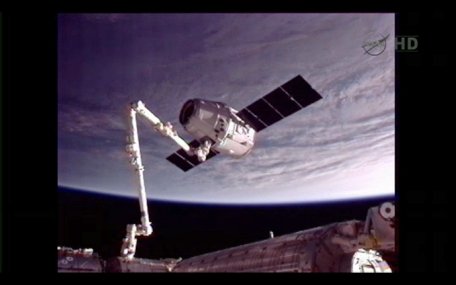 Capsula Dragon a companiei SpaceX s-a conectat la Staţia Spaţială Internaţională cu succes