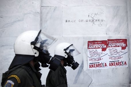 Reuters: Grecii au miliarde de euro ascunşi în case şi devin ţinte foarte atractive pentru hoţi