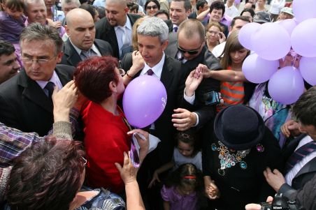 Neamţ: 2.000 de persoane, la un miting electoral al PP-DD în prezenţa lui Dan Diaconescu