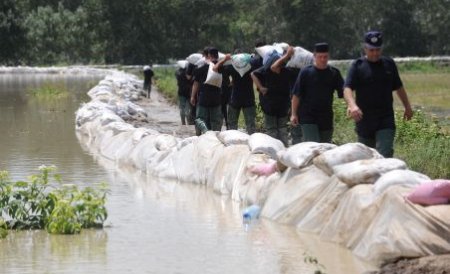 CODUL PORTOCALIU de ploi şi-a spus deja cuvântul: un dig din Buzău s-a rupt, iar 5.000 de hectare sunt inundate