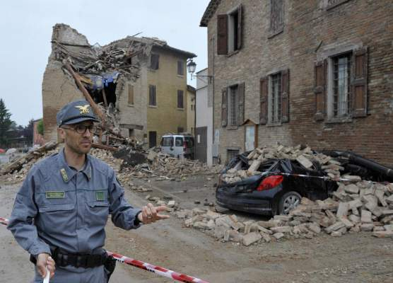 Îşi trăiesc viaţa printre ruine. Sute de români dorm în maşini şi abia fac rost de mâncare, după cutremurul din Italia