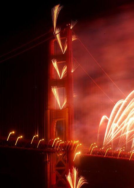 O legendă sărbătorită ca la carte. Imagini de la spectacolul grandios susţinut în onoarea podului Golden Gate 148664