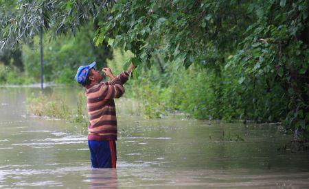 Ploaia face prăpăd în ţară. Mii de oameni au rămas izolaţi, după ce un drum s-a surpat din cauza viiturilor 148645