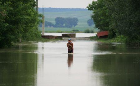 Ploaia face prăpăd în ţară. Mii de oameni au rămas izolaţi, după ce un drum s-a surpat din cauza viiturilor 148646