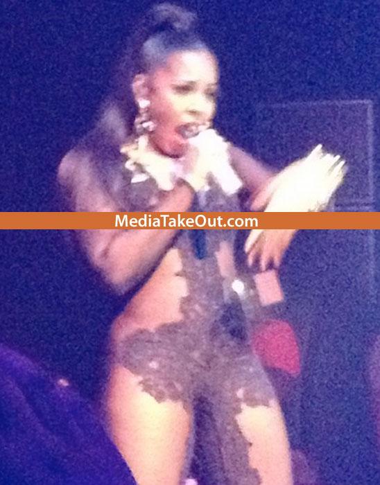 Ce au văzut fanii atunci când cântăreaţa a urcat pe scenă fără chiloţi pe ea? Imaginea ar putea fi interzisă 148741