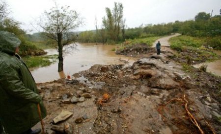 Cod portocaliu de inundaţii pe râuri din Covasna, Vrancea, Harghita şi Bacău, valabil până miercuri dimineaţă