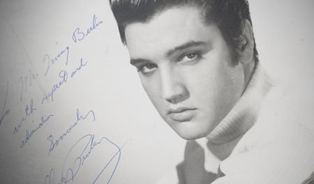Cripta lui Elvis Presley va fi scoasă la licitaţie