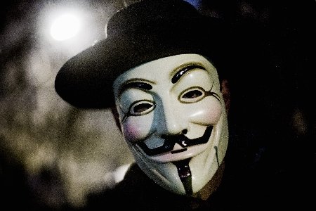 Membrii organizaţiei Anonymous România au fost prinşi