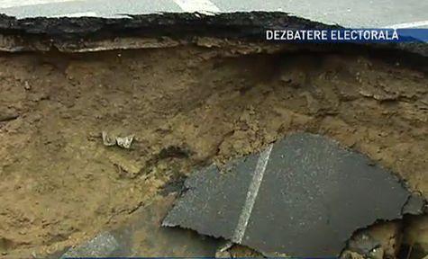 O groapă uriaşă s-a format în mijlocul străzii. Şoferii, la un pas de tragedie 148869