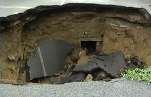 O groapă uriaşă s-a format în mijlocul străzii. Şoferii, la un pas de tragedie 148870