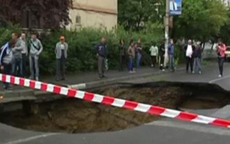 O groapă uriaşă s-a format în mijlocul străzii. Şoferii, la un pas de tragedie 148871