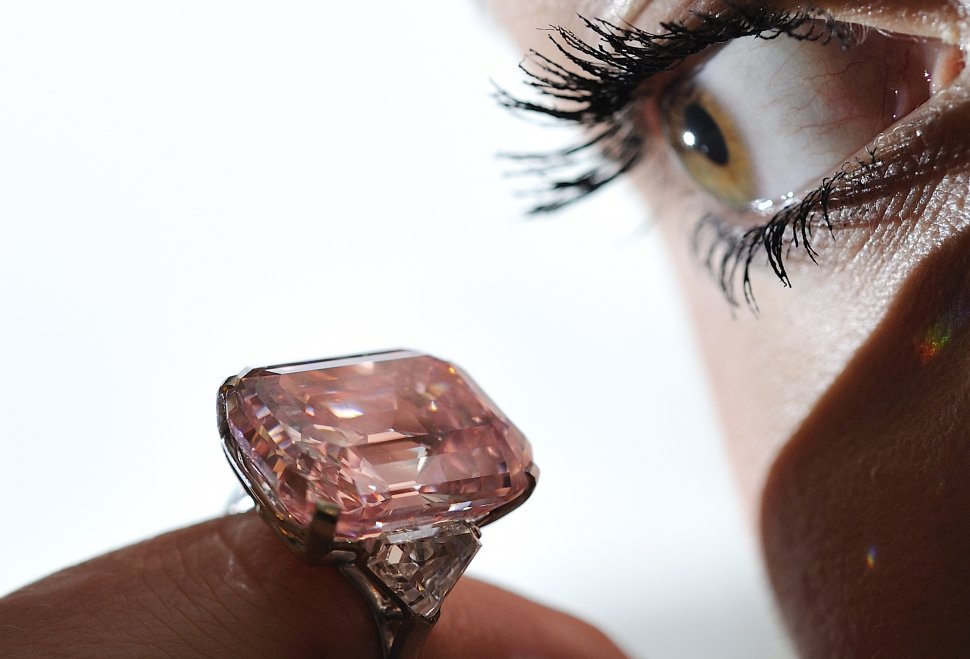 Un diamant roz foarte rar, evaluat la 8-12 milioane de dolari, va fi scos la licitaţie