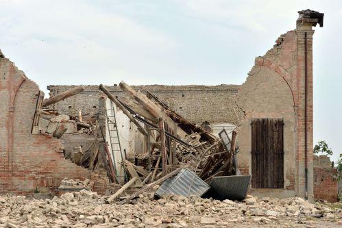 Un nou seism a avut loc în Italia. 12 morţi, bilanţul primului cutremur produs astăzi. Printre răniţi se află şi un român 148819