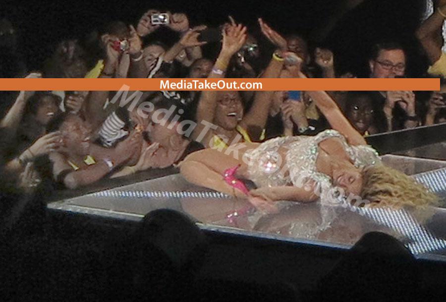 &quot;Aoleu! Ce-mi văzură ochii!&quot; Cum au reacţionat fanii, când i-au văzut părţile intime ale celei mai frumoase femei, într-un concert 148966