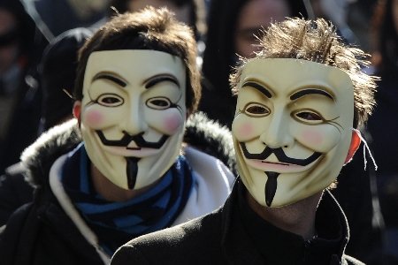 Liderul grupării Anonymous este acuzat de terorism cibernetic