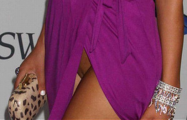 Apariţia de pe covorul roşu care i-a lăsat pe toţi cu gura căscată. Vedeta a uitat să poarte cel mai important accesoriu 149155