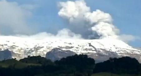 Columbienii sunt în alertă. Vulcanul Nevado del Ruiz, gata de erupţie. Mii de măşti au fost distribuite populaţiei din zonă 
