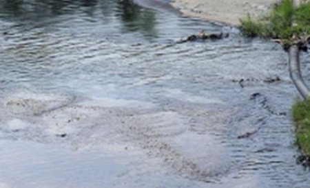 Râul Olteţ a fost poluat cu ţiţei. Circa 40 de tone de material absorbant vor fi împrăştiate pentru a neutraliza produsul petrolier