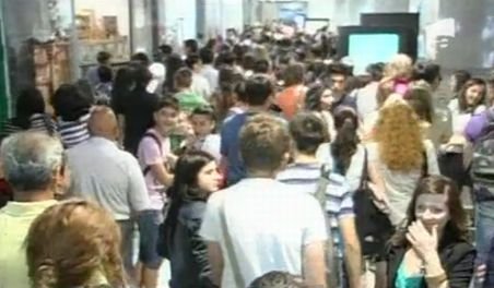 Sute de oameni s-au călcat în picioare la deschiderea unui mall din Iaşi