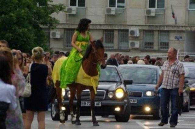 Aşa ceva mai rar! Elevii bulgari de clasa a XII-lea la balul de absolvire, îmbrăcaţi ca la Zoo 149402