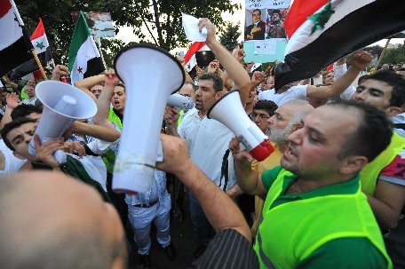 Bucureşti. Sute de sirieni au participat la un miting de protest faţă de violenţele din Siria