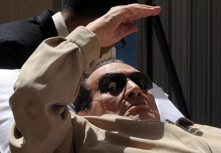 Hosni Mubarak, condamnat pentru uciderea a 850 de oameni, &quot;plângea şi nu voia să părăsească elicopterul&quot;