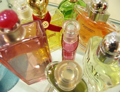 Parfumuri de 100.000 de euro, confiscate de autorităţi dintr-un complex comercial