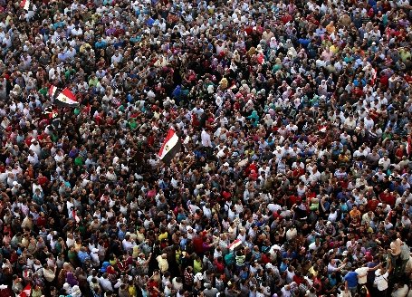 Egipt. Candidatul mişcării Fraţii Musulmani la alegerile prezidenţiale s-a alăturat mulţimii din Piaţa Tahrir, pentru scurt timp