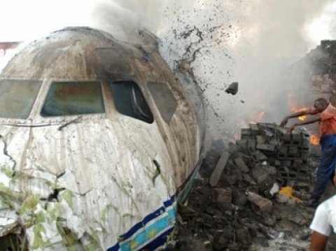 Ghana. Un avion cargo s-a prăbuşit lângă un aeroport. Zece oameni au murit