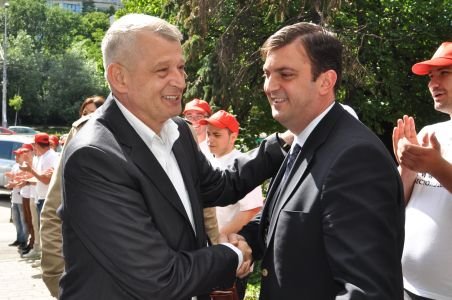 Sorin Oprescu: “Va spun clar şi deschis că îl sprijin doar pe candidatul USL, Rareş Mănescu”