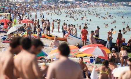 După săptămâni de ploi şi vijelii, vremea din minivacanţa de Rusalii a fost perfectă! Peste 10.000 de turişti s-au bronzat pe litoral 