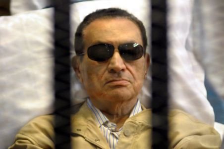 Mubarak a primit uniforma de deţinut a doua zi după condamnare