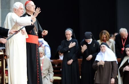 Cardinalul Bertone: Papa Benedict al XVI-lea, ţinta mai multor atacuri &quot;feroce şi organizate&quot;