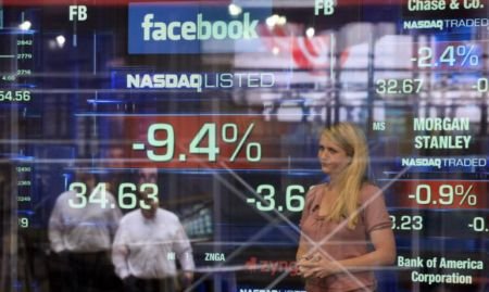 Facebook atinge un nou nivel minim pe bursa din New York. Află ce a provocat declinul acţiunilor