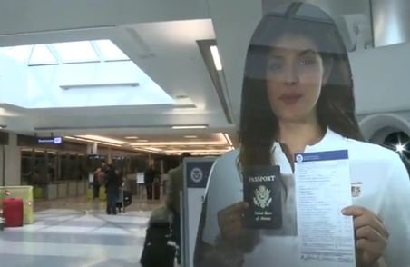 Holograma Paige, angajată a aeroportului internaţional din Washington
