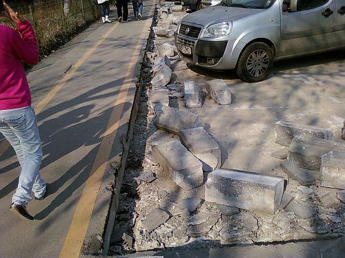 Să vă ferească sfântu' de &quot;borduriada electorală&quot;. Curăţenie de campanie: borduri proaspăt puse, aruncate la gunoi 150016