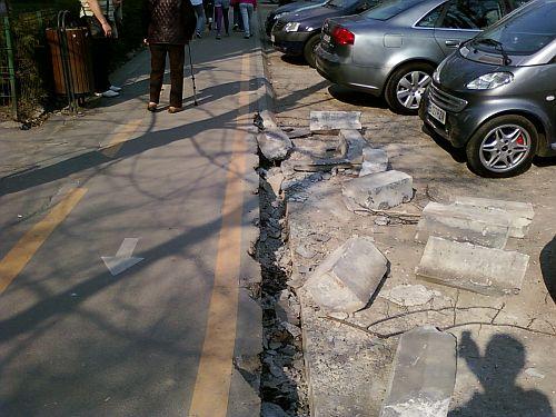 Să vă ferească sfântu' de &quot;borduriada electorală&quot;. Curăţenie de campanie: borduri proaspăt puse, aruncate la gunoi 150017