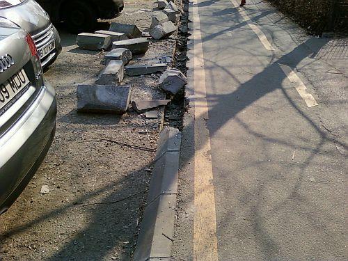 Să vă ferească sfântu' de &quot;borduriada electorală&quot;. Curăţenie de campanie: borduri proaspăt puse, aruncate la gunoi 150018