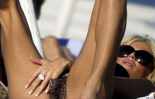 Se vede că nu are bărbat. Vedeta blondă care se satisface cum apucă, pe unde apucă 149969