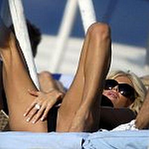 Se vede că nu are bărbat. Vedeta blondă care se satisface cum apucă, pe unde apucă 149970