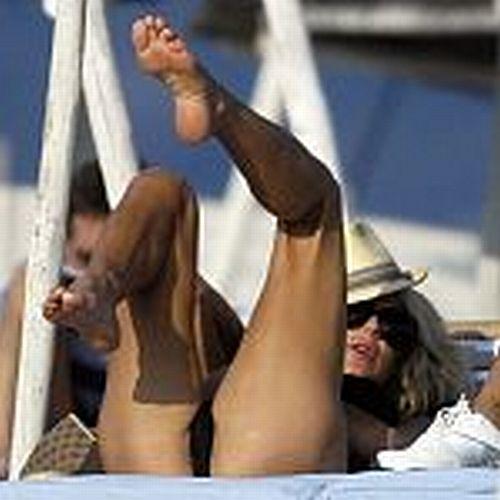 Se vede că nu are bărbat. Vedeta blondă care se satisface cum apucă, pe unde apucă 149971