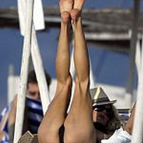 Se vede că nu are bărbat. Vedeta blondă care se satisface cum apucă, pe unde apucă 149972