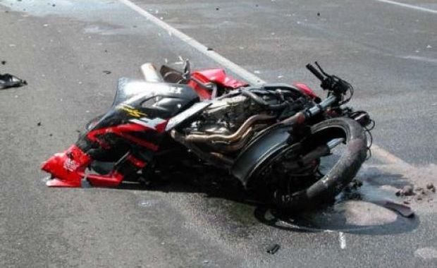 Viaţa s-a terminat brusc, la 20 de ani, pentru un tânăr motociclist. A fost ucis de un şofer de taxi care nu a acordat prioritate