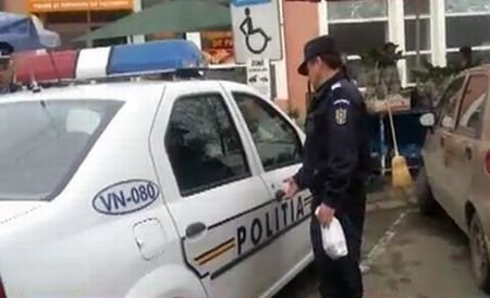 Cum s-au purtat doi poliţişti români cu un invalid. I-au luat locul de parcare şi apoi s-au făcut că dau cu maşina peste el