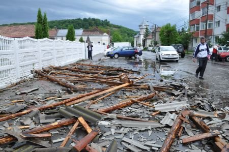 Furtună extrem de puternică în Tulcea. Centrul oraşului şi mai multe cartiere au fost inundate 
