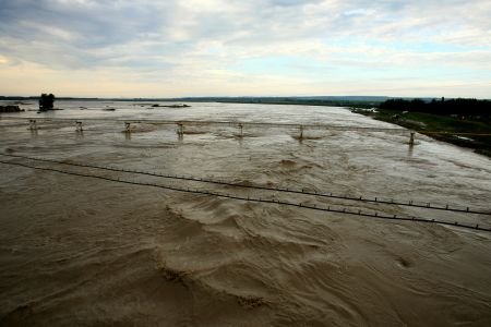 Potopul a făcut ravagii în ţară. Localităţi fără curent electric, gospodării inundate şi culturi distruse