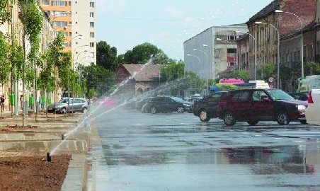 Prima stradă din România care se spală singură. Drumul e în cartierul lui &quot;Tarzan&quot;