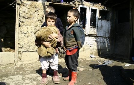 România secolului XXI. Doi copii dorm în coteţ cu animalele, după ce ploaia le-a distrus casa. Nimeni nu ridică un deget să-i ajute